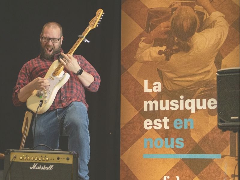 élève musicien guitariste de l'école de musique Citharède, Liège