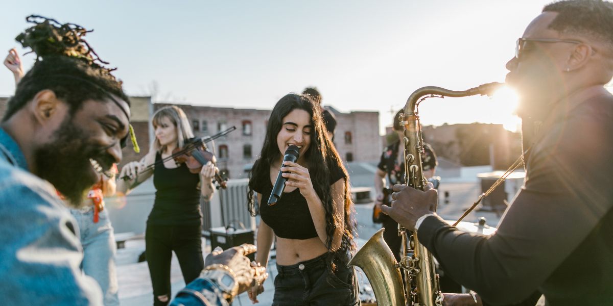 Groupe amateur chantant et jouant de la musique