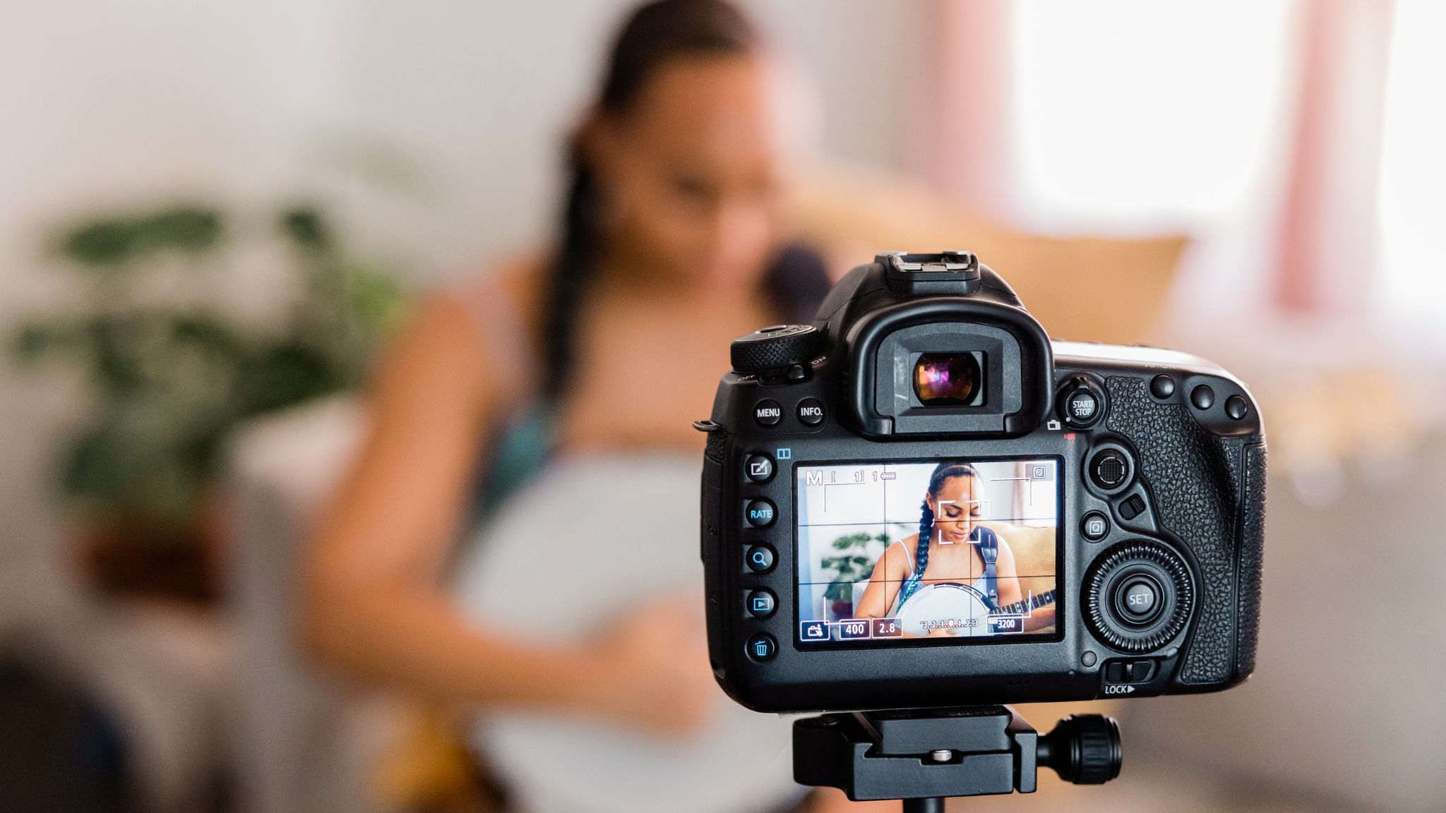 Femmes avec des vêtements colorés chantant sous la direction d'un chef d'orchestre philippin - Erato Singers