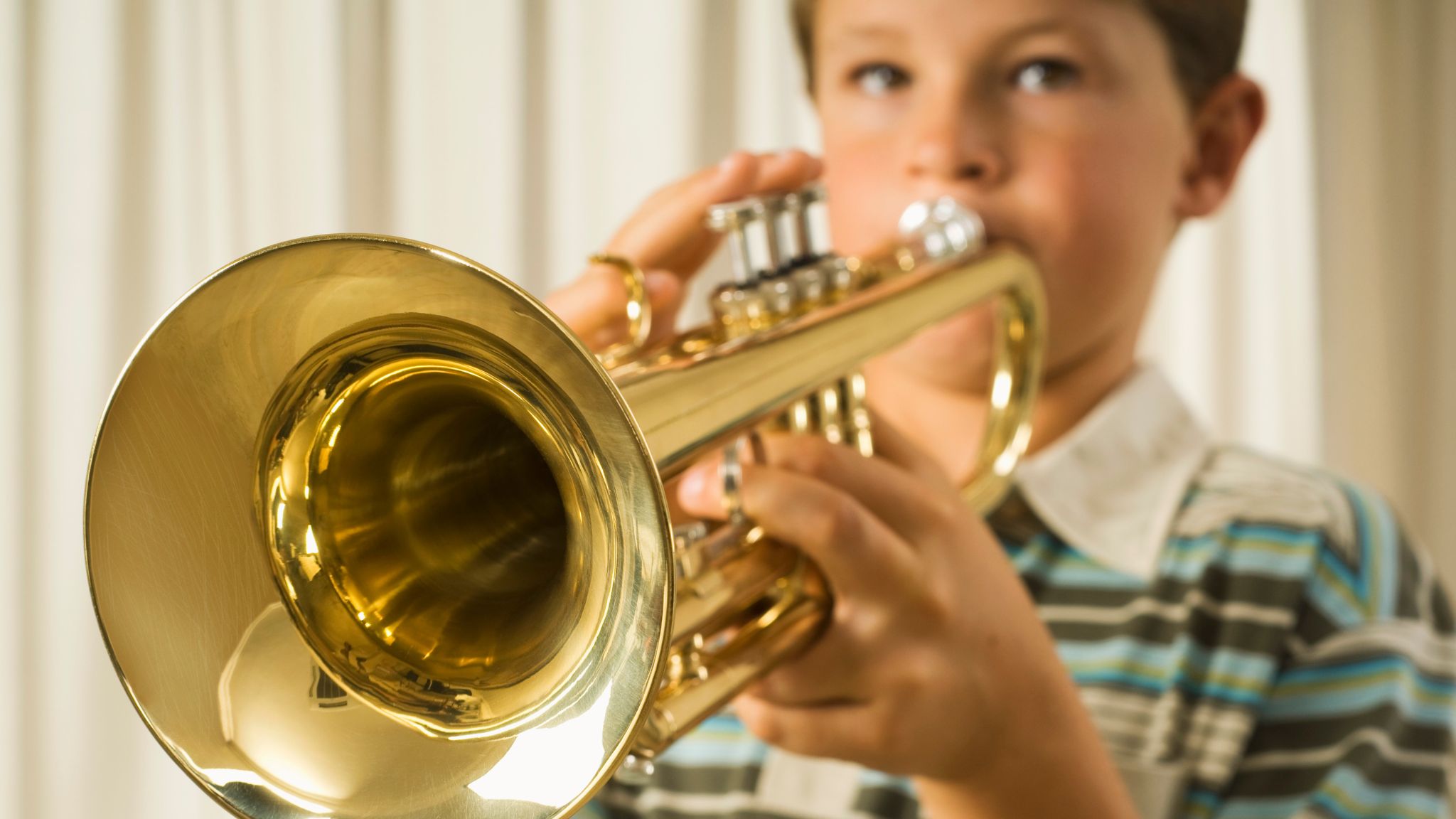 Femmes avec des vêtements colorés chantant sous la direction d'un chef d'orchestre philippin - Erato Singers