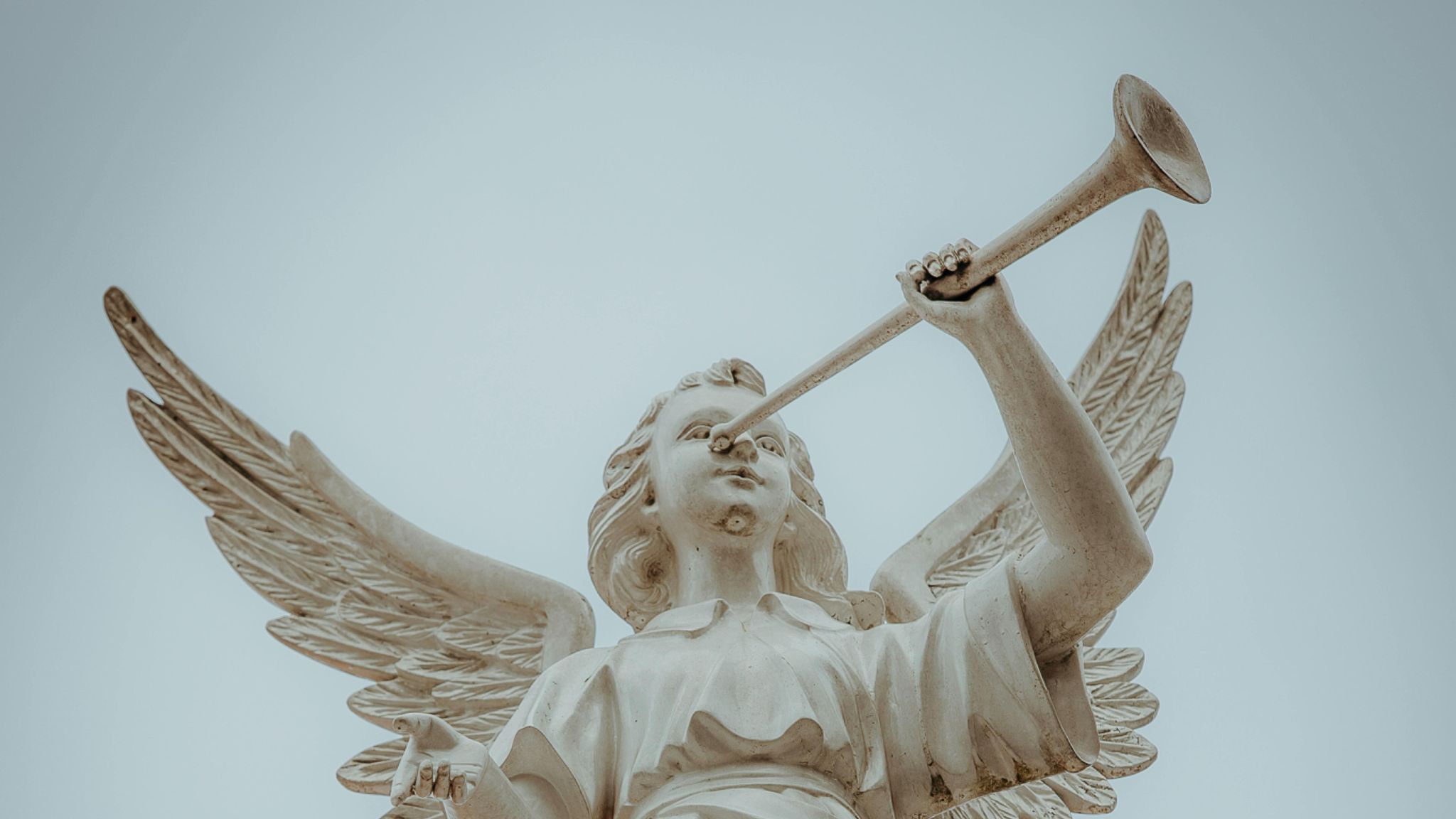 Femmes avec des vêtements colorés chantant sous la direction d'un chef d'orchestre philippin - Erato Singers