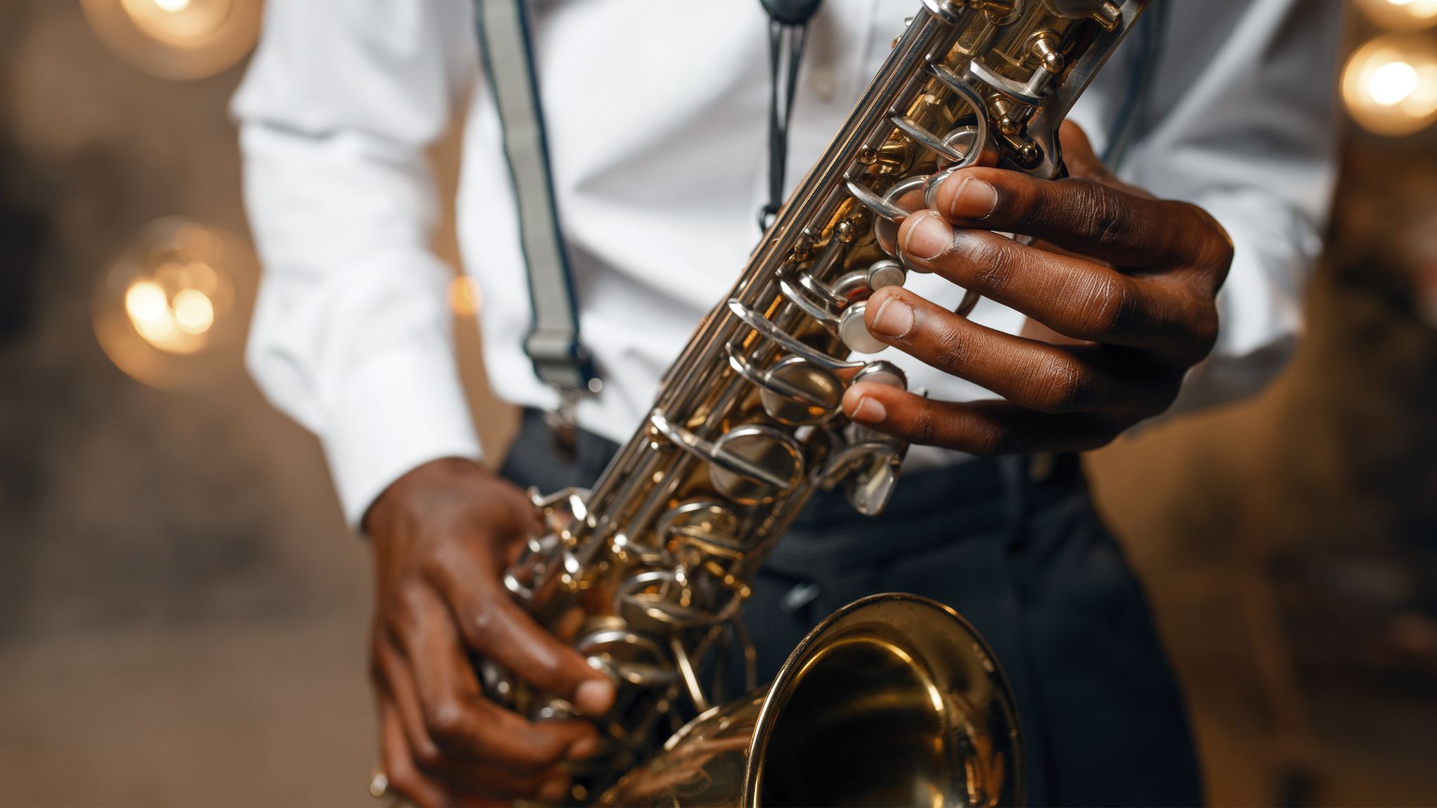 Femmes avec des vêtements colorés chantant sous la direction d'un chef d'orchestre philippin - Erato Singers