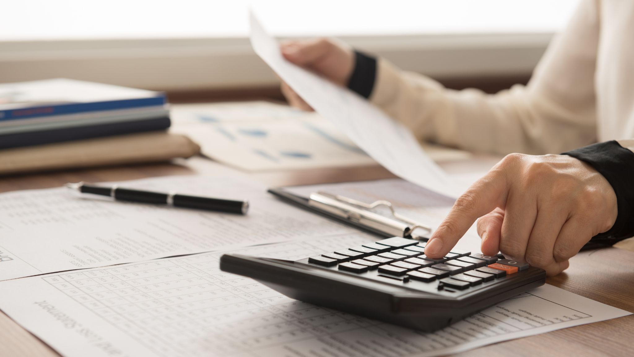 Femmes avec des vêtements colorés chantant sous la direction d'un chef d'orchestre philippin - Erato Singers